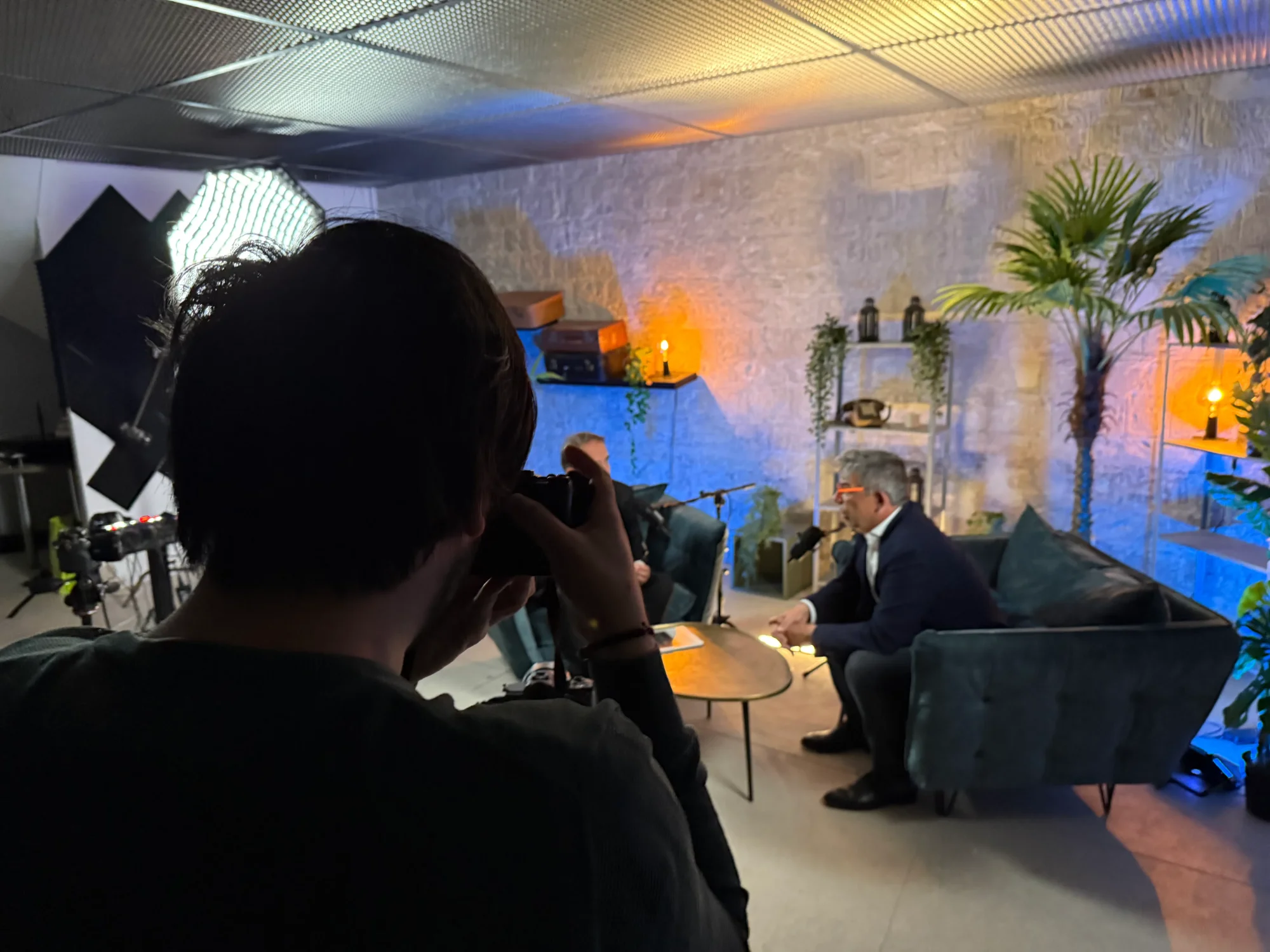 Photographe cadrant l'interview en cours