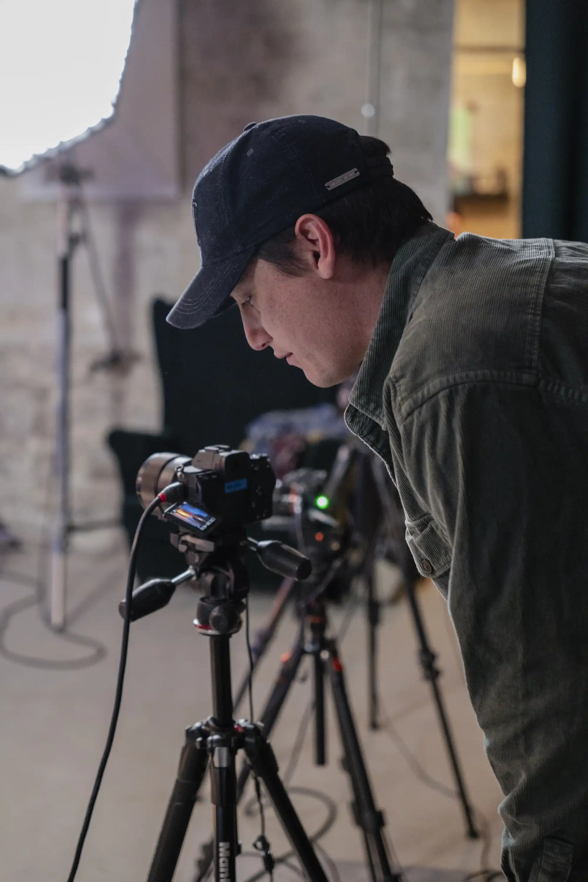 Cadreur Uplawder de profil derrière la caméra