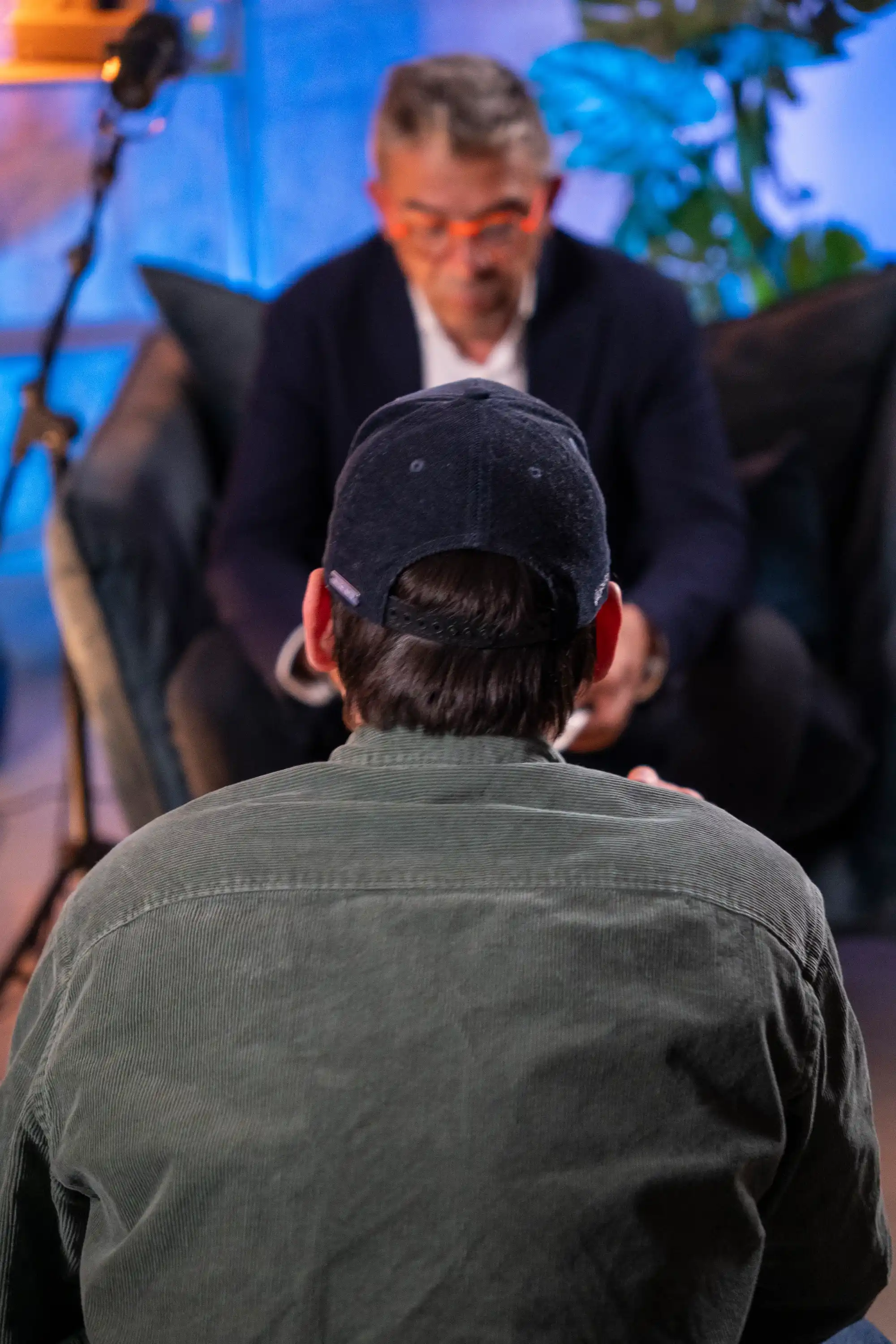 Plateau podcast Uplawder — cameraman cadrant un invité en interview